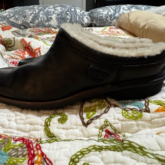 UGG EUC WOMEN’s slip on leather slides. They have only been worn once. Sz 6 - Picture 2 of 7